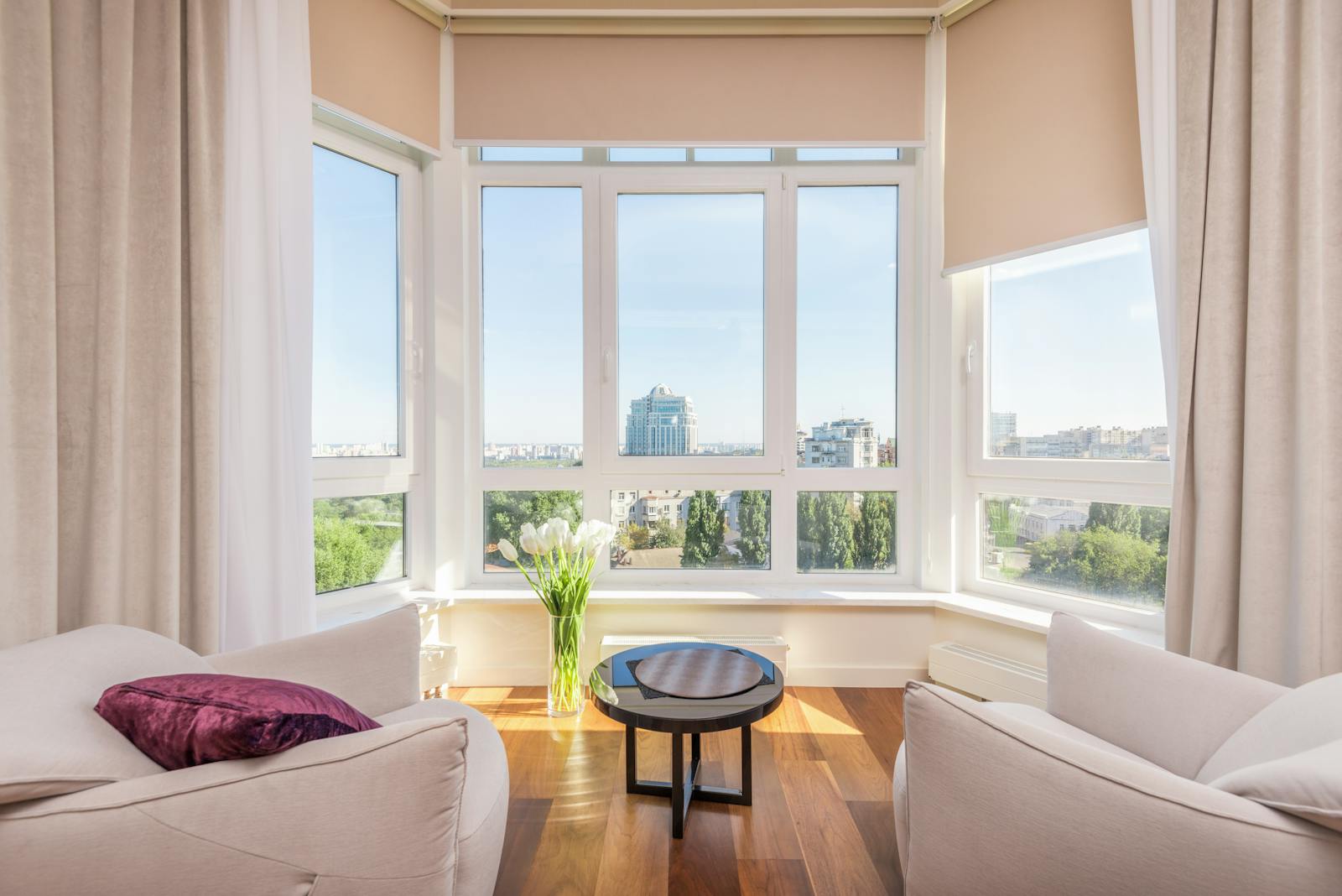 Doğal ışık alan modern bir oturma odası, Airbnb fotoğraf rehberi için kapak görseli
