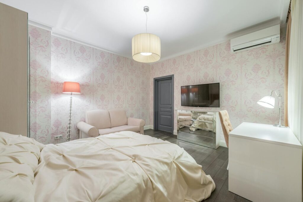 Aydınlık ve düzenli bir yatak odası, Airbnb detay çekimi örneği